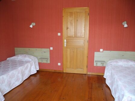 chambre2-habatjou1-ayzacost-HautesPyrenees.jpg