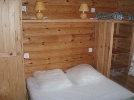 chambreadultechaletbois-campingsoleildupibeste-agosvidalos-HautesPyrenees.jpg