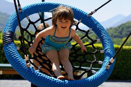 enfant-campinglachataigneraie-arcizansavant-HautesPyrenees