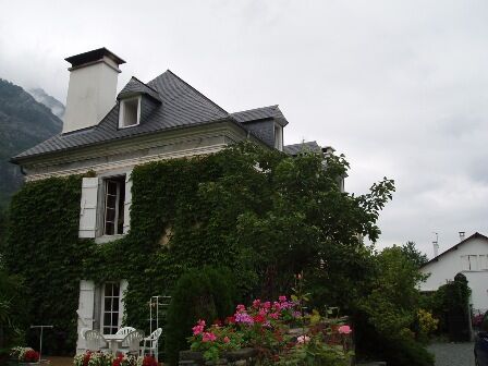 facade1-chambred'hotemaisonbellocq-ayzacost-HautesPyrenees.jpg