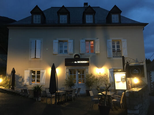 facadenuit-aubergebergons-salles-HautesPyrenees(1)