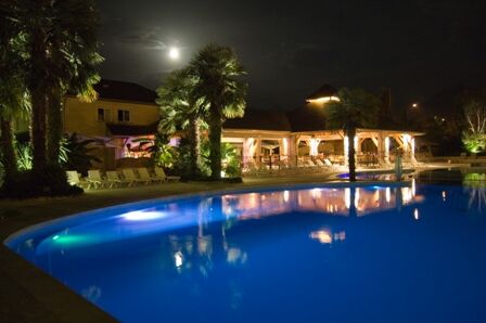 piscinenocturne-campingles3vallees-argelesgazost-HautesPyrenees-creditbernardlautier.jpg