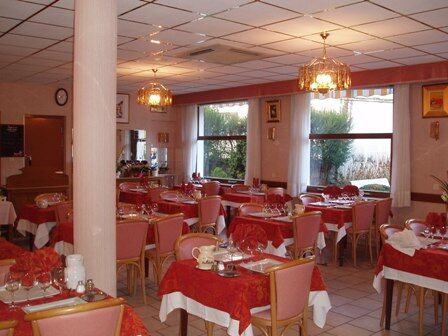 sallederestaurant-hotellesoleillevant-argelesgazost-hautespyrenees.jpg