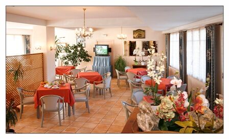 sallepetitdejeuner-hotellesoleillevant-argelesgazost-hautespyrenees.jpg