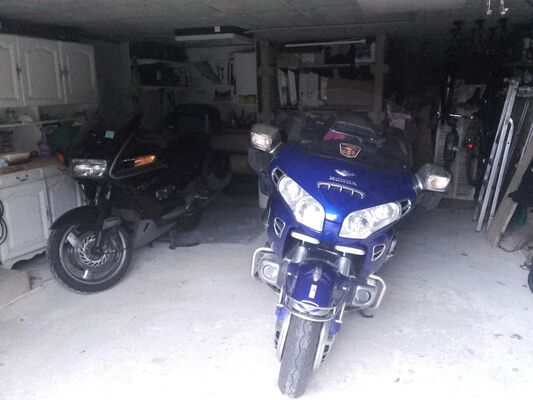 Pour les voyageurs à moto, garage fermé pour 2 ou 3 motos