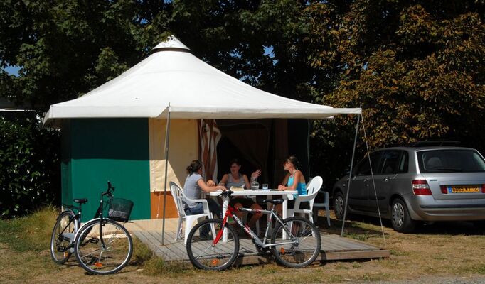 bungalow-toile-camping-le-parc-de-vaux-ambrieres-les-vallees-53-hlo-1