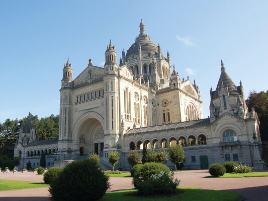 Basilique-Sainte-Therese-Li1