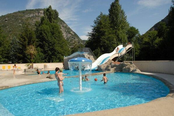 Camping des Grottes à ALLIAT