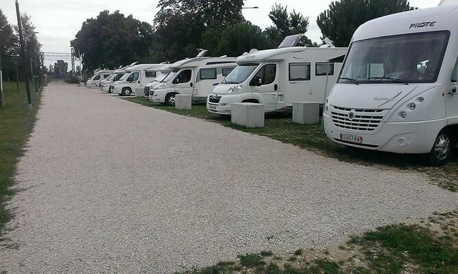 Aire de camping car Montauban - Port Canal