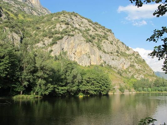 l'ariège et ses canoës sur le lac de Sinsat