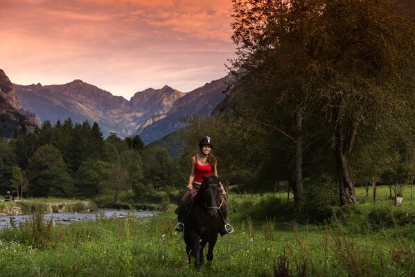 écrin des cimes, coucher de soleil et chevaux