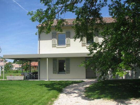 Grand gîte - jardin vue maison