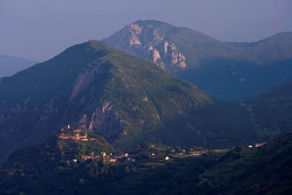Vue sur le Château de Lordat en Ariège Pyrénées