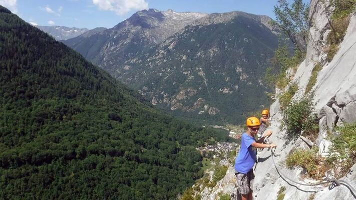 Initiation via ferrata Bureau des guides des Pyrénées Ariégeoises