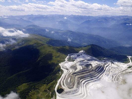 Vue du ciel de la carrière de talc de Trimouns