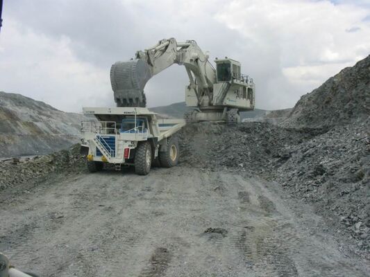 pelle et dumper carrière de talc de Trimouns