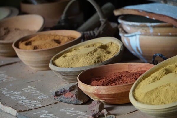 Guédelon, atelier des couleurs