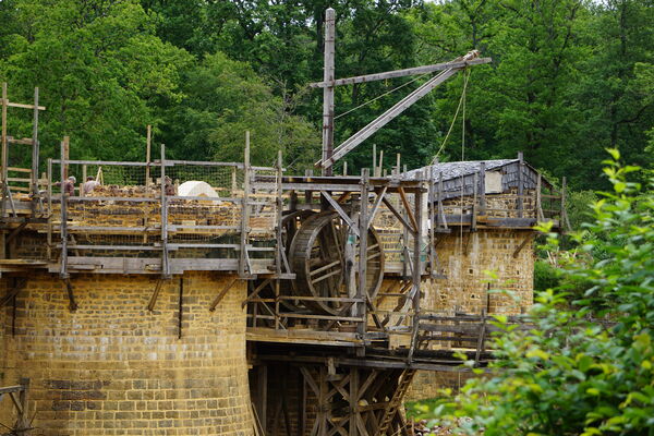Guédelon, la cage à écureuil à la porte entre deux tours