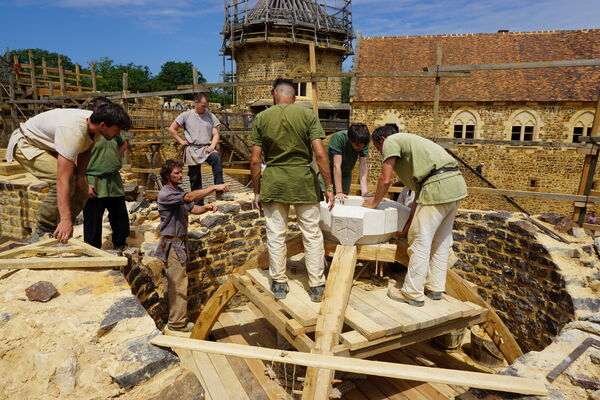 Guédelon, la pose de l'oculus de la voûte, septembre 2019