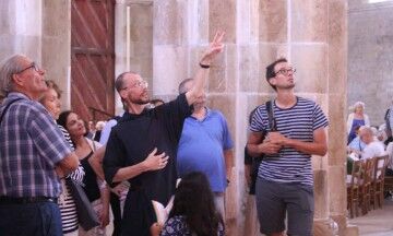 Moine guidant un groupe