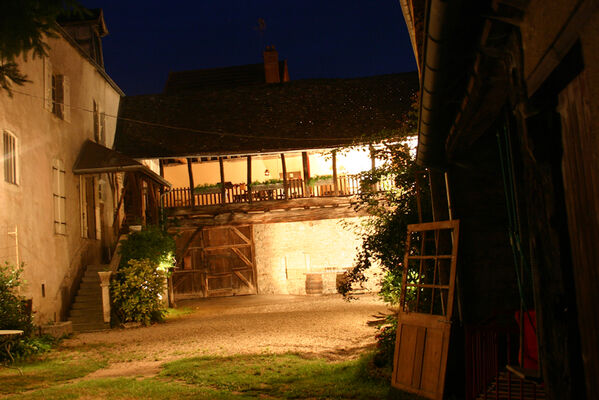 Cour fermée by night