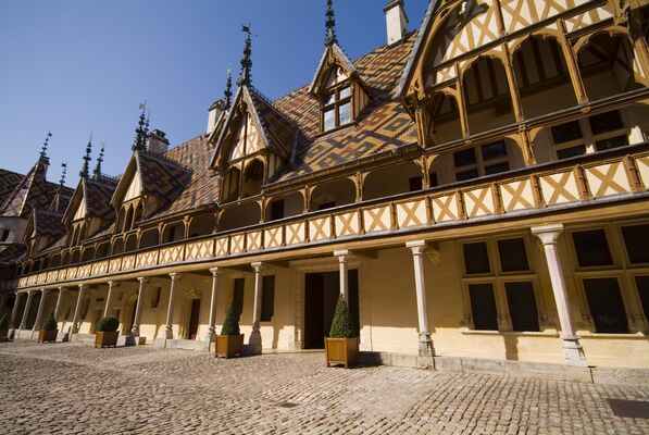 cour-hospices-de-beaune---beaune-tourisme---f-vauban-min_30089439325_o