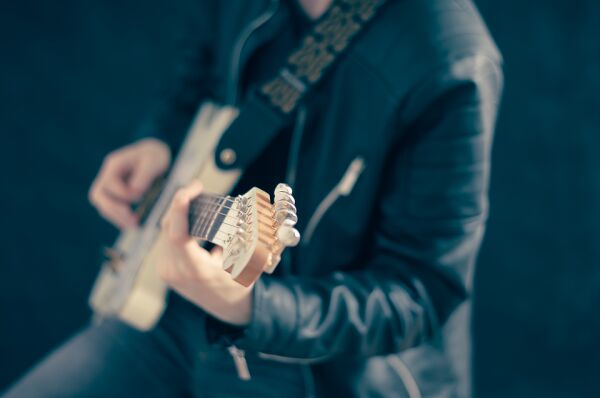 guitarist-768532-960-720-131804