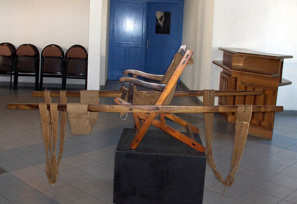 Chaise à porteur exposée à l'antenne de Cilaos de l'OTI Sud - Office de Tourisme de Cilaos