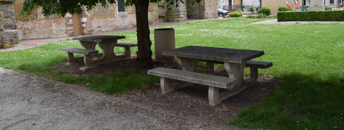 Aire pique nique Planty OTOA Brian 4 eglise.JPG