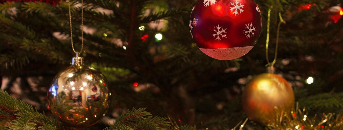 christmas-baubles-1078996_1280.jpg