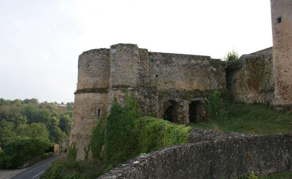 Château d'Argenton les Vallées Site et monument historiques