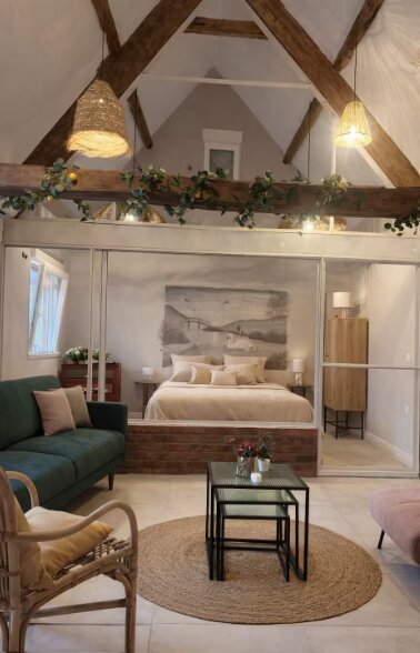 Une ambiance chaleureuse et élégante, sublimée par la verrière et la belle haute