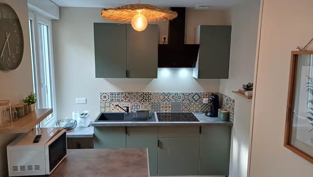 Des tons verts apaisants, des carreaux colorés, et tout le nécessaire à portée de main 