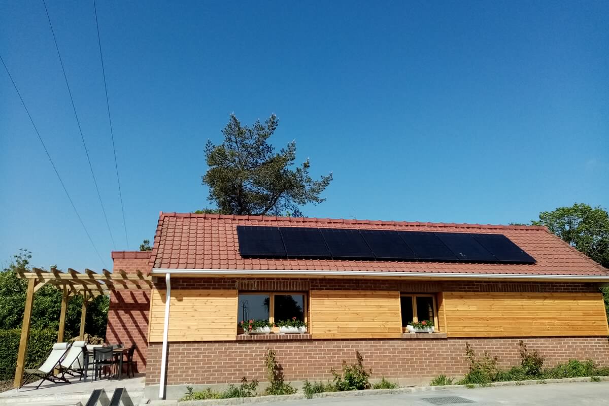 Vue de la façade et terrasse du gîte