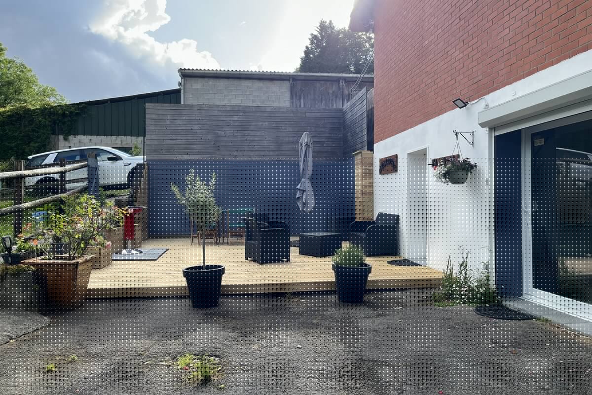 Terrasse et entrée du gîte
