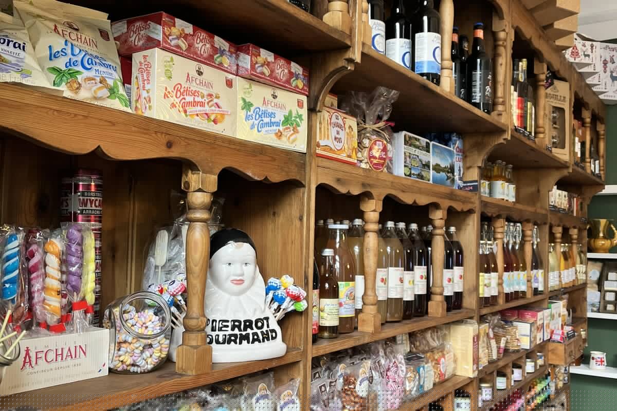 Un Air de Famille, boutique Saint Omer - étagère produits locaux
