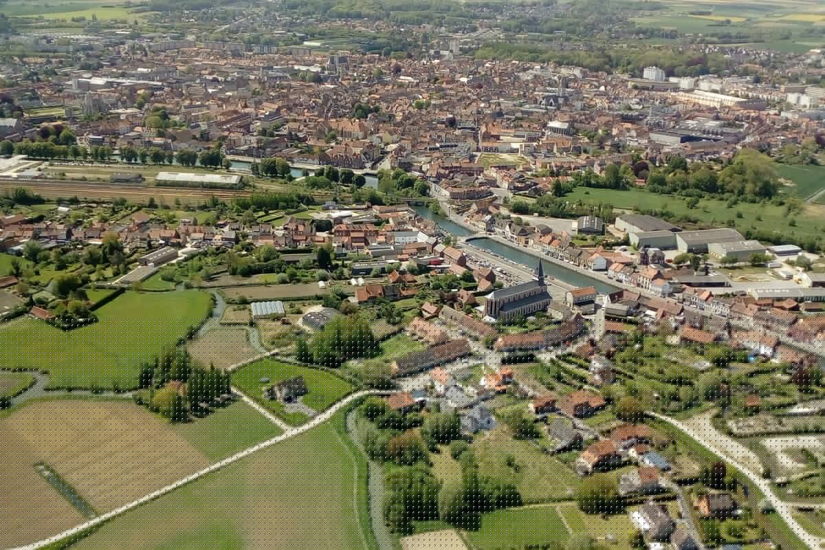 Vue Aérienne Ville Marais SAINT-OMER © Tourisme en Pays de Saint-Omer