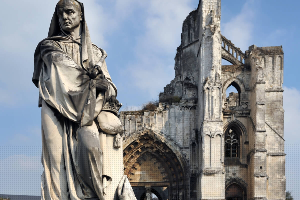 Vestiges de l'Abbaye Saint-Bertin Statue Suger 2009 SAINT-OMER