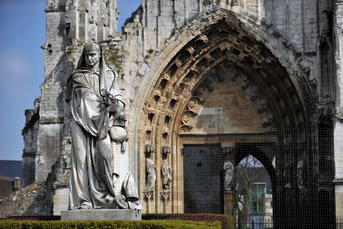 Vestiges de l'Abbaye Saint-Bertin Statue Suger 2009 SAINT-OMER