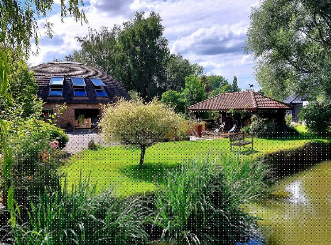 Maison dôme dans un parc arboré avec étang