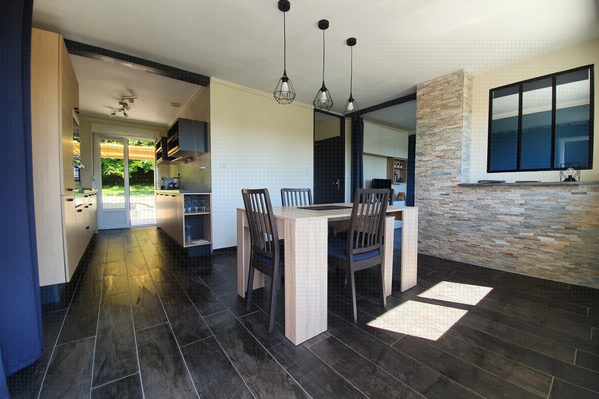 Pièce à vivre avec cuisine ouverte et coin salon