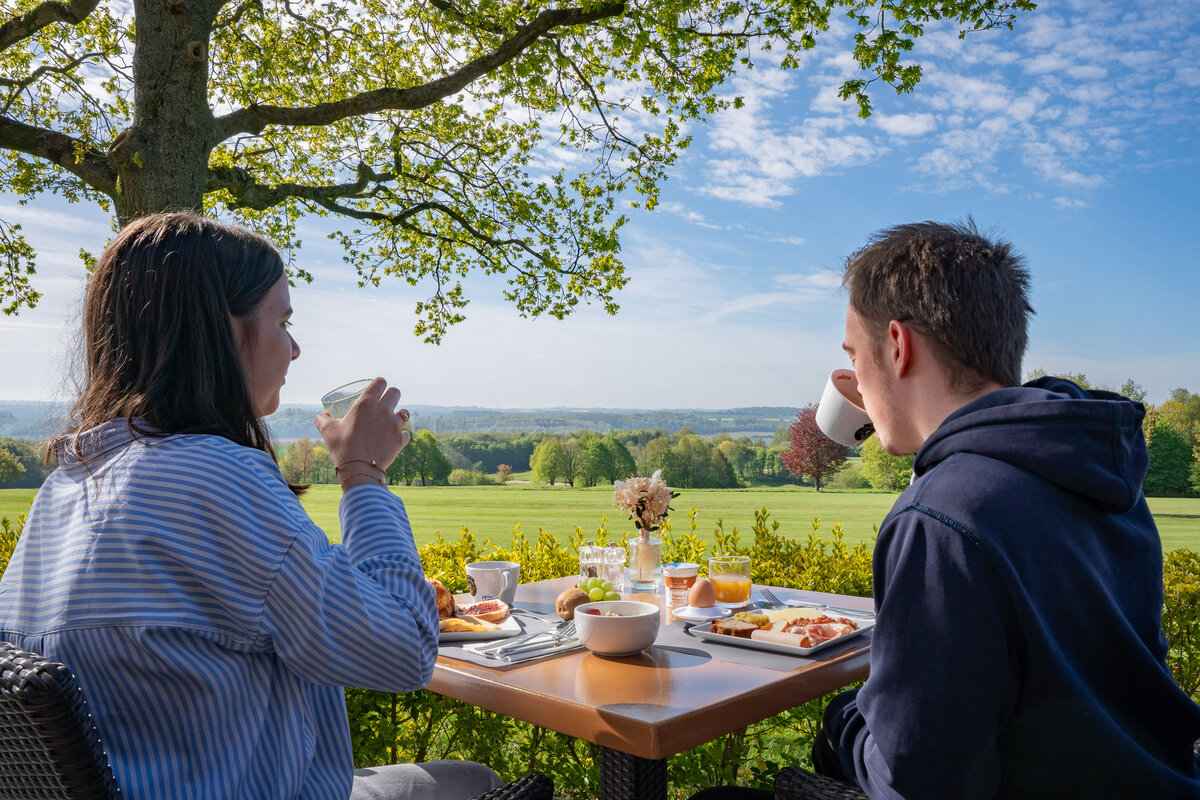 21 - Hôtel du Golf - Petit-déjeuner en terrasse © Tourisme en Pays de Saint-Omer