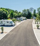 Sequoia Parc – Aire de Camping-cars à Nigloland - 1