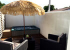 La-terrasse-et-la-spa-privé-chambre-Kaki-1.jpg