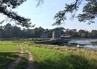 vue sur le chemin menant à la maison au moulin à marée.jpg