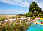 Camping-Les-Peupliers---piscine-vue-mer.jpg