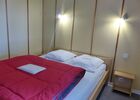 Argentonnay-camping-du-lac-dhautibus-chalet-chambre1-sit.jpg