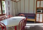 Argentonnay-camping-du-lac-dhautibus-chalet-salon-cuisine-sit.jpg