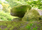 rocher-branlant-jardin-chirons-pw-6011-2000.jpg