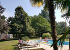Piscine et palmiers à l'ombre d'un parc ombragé